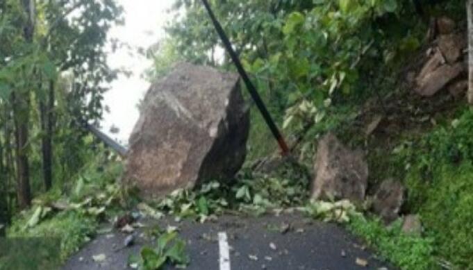 Akses menuju Watugajah, Kabupaten Gunung Kidul, tertutup material batuan longsor. ANTARA/HO-BPBD Gunung Kidul