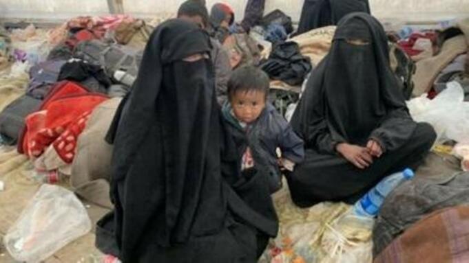 Puluhan orang, di antaranya anak-anak dan kaum perempuan, yang mengaku warga Indonesia itu ditemukan berada di antara ribuan petempur asing ISIS, yang saat ini berada di kamp pengungsi di Al-Hol, Suriah timur. (Afshin Ismaeli via BBC) Sumber: https://www.nu.or.id/post/read/116292/rencana-pemulangan-600-wni-pengikut-isis-perlu-pertimbangkan-dampak