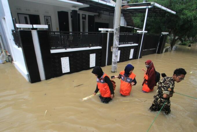 Warga melintasi banjir yang merendam di desa Wanakaya, Kecamatan Gunungjati, Cirebon, Jawa Barat, Sabtu (8/2/2020).