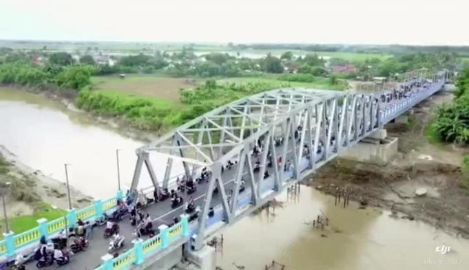 Jembatan terpanjang se-Kabupaten Bekasi dan Karawang ini memiliki panjang 1,2 kilometer. (Foto: Pradita Kurniawan Syah).