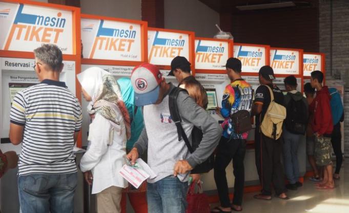 Ilustrasi--Sejumlah calon penumpang membeli tiket kereta api lebaran melalui mesin tiket di Stasiun Pasar Senen, Jakarta Pusat.