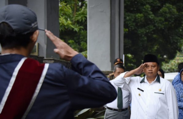 Wakil Gubernur (Wagub) Jawa Barat (Jabar) Uu Ruzhanul Ulum saat launching program Ajengan Masuk Sekolah (AMS) . (Foto: Humas Jabar)