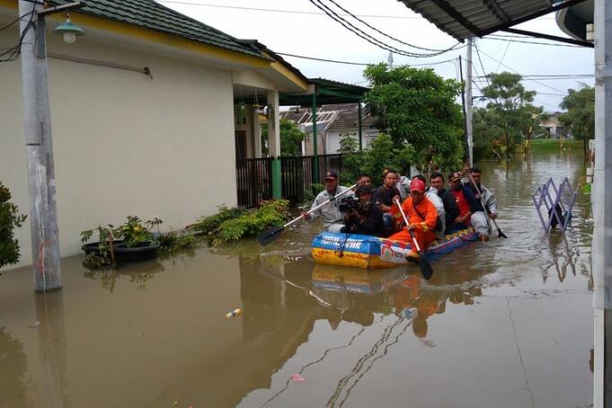 Evakuasi korban banjir di Garden City Residence Periuk Tangerang.