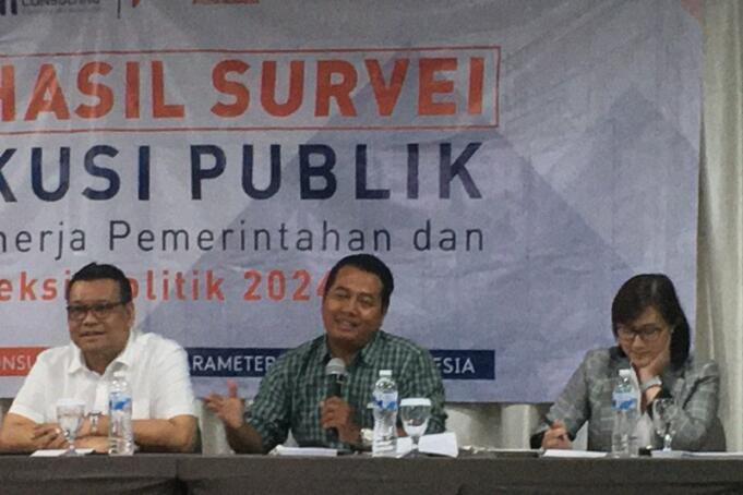 Direktur Eksekutif Parameter Politik Indonesia, Adi Prayitno (tengah), saat memaparkan rilis survei nasional proyeksi politik 2024, di Jakarta, Minggu (23/2/2020). ANTARA/Abdu Faisal