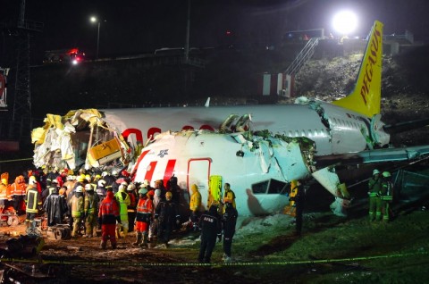 Pesawat Pegasus Airlines pecah jadi tiga akibat mendarat darurat di Turki. Foto: AFP