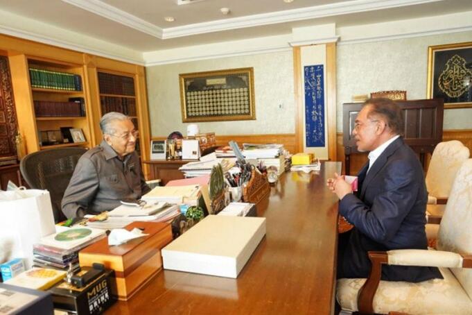 Presiden Partai Keadilan Rakyat (PKR) Anwar Ibrahim bertemu dengan Perdana Menteri Mahathir Mohamad di Kantor Perdana Menteri Putrajaya. Foto ANTARA/FB Anwar Ibrahim (1)