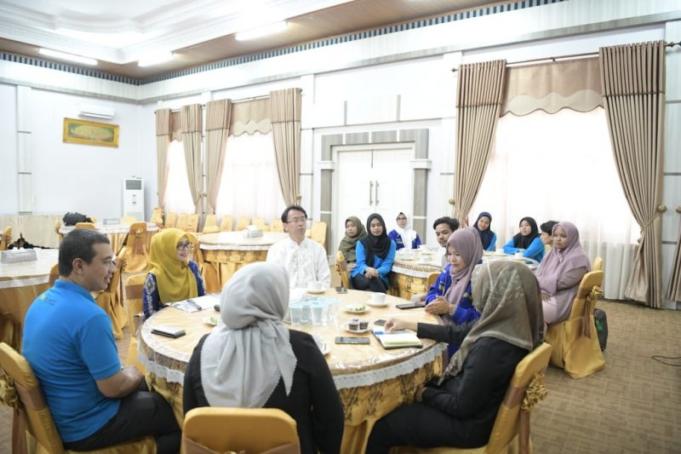 Wakil Ketua TP PKK Aceh, Dyah Erti Idawati menerima kunjungan dan silaturrahmi dari Aceh Community di Aula Rumah Dinas Wakil Gubernur Aceh, Banda Aceh, Senin (3/2/2020). ANTARA/dok