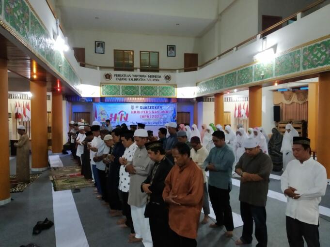 SHOLAT HAJAT-Puluhan wartawan yang tergabung dalam PWI Kalsel melaksanakan sholat hajat dan doa bersama demi kesuksesan HPN 2020 di Kalsel. (foto: ist/brt)