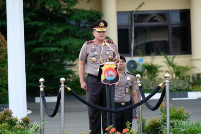 Kapolda Banten Irjen Pol Agung Sabar Santoso memimpin upacara pemberhentian dengan tidak hormat delapan orang anggota Polri di lapangan Mapolda Banten di Setang, Senin (10/2/2020). ANTARA/Mulyana/am.