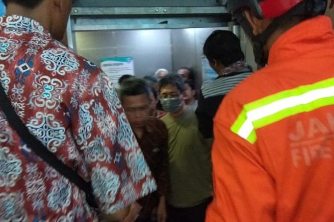 Tim Damkar Jakarta Timur mengevakuasi sejumlah orang yang terjebak dalam lift di salah satu rumah sakit di kawasan Pulo Gadung, lift kelebihan muatan hingga tidak beroperasi, Sabtu (28/2/2020)