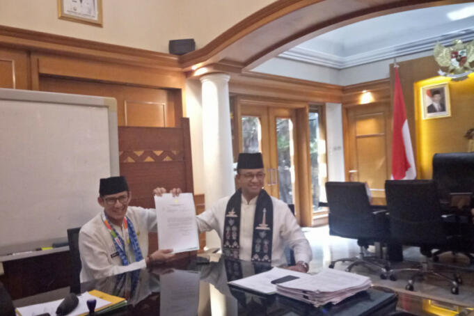 Wakil Gubernur DKI Jakarta, Sandiaga Salahuddin Uno menyerahkan surat pemberhentian sebagai Wagub kepada Gubernur DKI Jakarta, Anies Baswedan di Balai Kota DKI Jakarta, Jumat (10/08/2018). (Antara/Susylo Asmalyah)