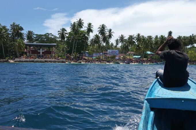 Pulau Mansinam di Kabupaten Manokwari, Papua Barat. Tahun ini kampung tersebut tidak bisa menerima dana desa karena rekening kampung tersebut diblokir menyusul temuan dugaan korupsi pada pengelolaan dana desa di kampung tersebut.