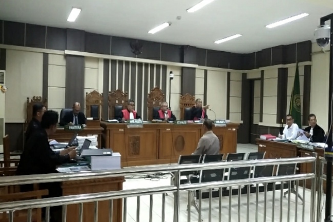 Pengusaha jasa konstruksi asal Kabupaten Demak, Noer Halim, saat diperiksa sebagai sakai di Pengadilan Tipikor Semarang, Senin.