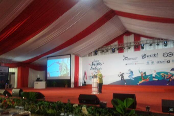 Presiden Indonesian Science Project Olympiad (ISPO) Prof Riri Fitri Sari saat menutup Festival Sains dan Budaya II di Sekolah Kharisma Bangsa, Tangerang Selatan, Banten, Minggu (23/2). (ANTARA/Indriani)