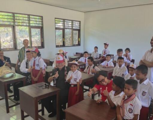 Soal Standar Pendidikan, Muhammadiyah: PP Baru Malah Mereduksi Aturan Sebelumnya Wakil Bupati Kupang Jerry Manafe bersama pihak Tzu Xing (TX) Foundation, YAPPIKA-ActionAid, Bengkel APPeK, serta para pelajar saat berada dalam ruangan kelas di SDI Dendeng, Kecamatan Kupang Tengah, dalam acara peresmian bantuan perbaikan ruangan sekolah dari TX Foundation, Selasa (25/2) (Antara foto/Aloysius Lewokeda)