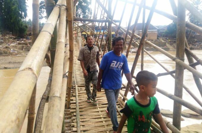 Jembatan bambu dibuat masyarakat Lebak pasca banjir bandang.(Nda)