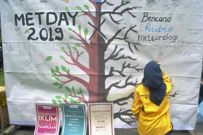 Mahasiswa Himpunan Mahasiswa Agrometeorologi IPB menuliskan pesan saat kampanye tentang bahaya bencana Hidrometeorologi di Taman Ekspresi, Kota Bogor, Jawa Barat, Minggu (24/3/2019). ANTARA/Arif Firmansyah/hp.