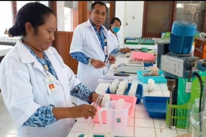 Peneliti dari BPTP NTT, Tony Basuki (tengah) sedang melakukan aktivitas di laboratorum. (FOTO ANTARA/Istimewa)