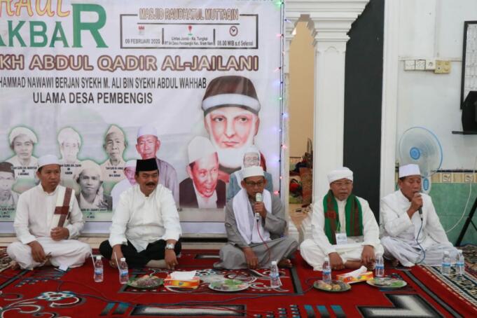 Wabup Drs. H. Amir Sakib duduk bersama Ulama pada acara peringatan Haul Syekh Abdul Qadir Al-Jaelani