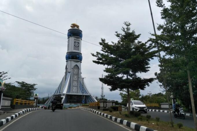 Dokumen: "Menara Mentaram" yang berada di bundaran Jalan Lingkar Selatan Kota Mataram, Nusa Tenggara Barat. (30/1-2020) (Foto: ANTARA/Nirkomala)