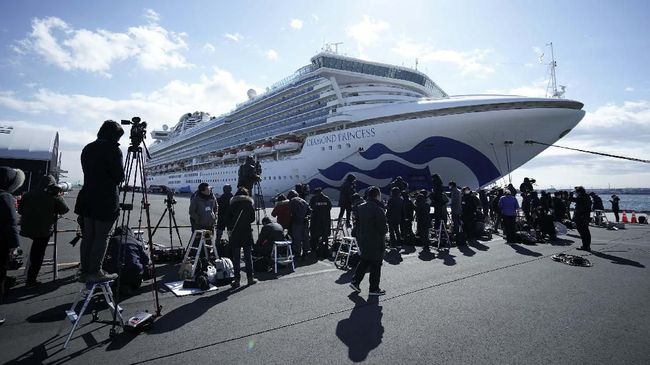 Sebanyak 78 WNI berada di dalam kapal pesiar Diamond Princess di perairan Yokohama, Jepang yang dikarantina karena Virus Corona.(AP Photo/Eugene Hoshiko)