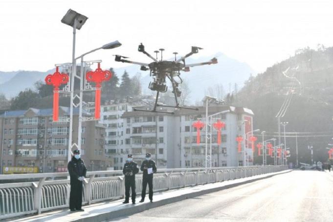 Polisi mengoperasikan drone untuk menyebarkan informasi tentang pencegahan dan kendali virus corona baru, di daerah Baokang, Xiangyang, provinsi Hubei, China, Selasa (4/2/2020). (REUTERS/China Daily CDIC)