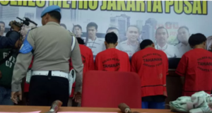 Barang bukti berupa celurit yang digunakan para pelaku tawuran Cempaka Putih yang ditunjukan di Polres Metro Jakarta Pusat, Selasa (18/2/2020). (ANTARA/Livia Kristianti)