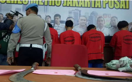 Barang bukti berupa celurit yang digunakan para pelaku tawuran Cempaka Putih yang ditunjukan di Polres Metro Jakarta Pusat, Selasa (18/2/2020). (ANTARA/Livia Kristianti)