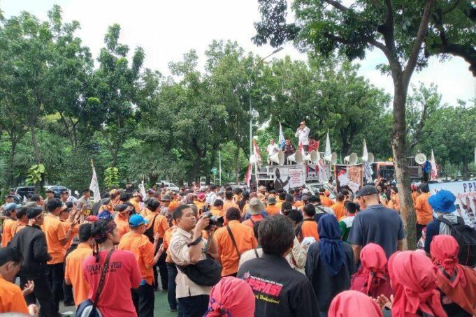 Massa aksi menggelar doa bersama sebelum membubarkan diri dan mengakhiri demonstrasi di Kementerian BUMN, Jakarta pada Kamis (27/2/2020).