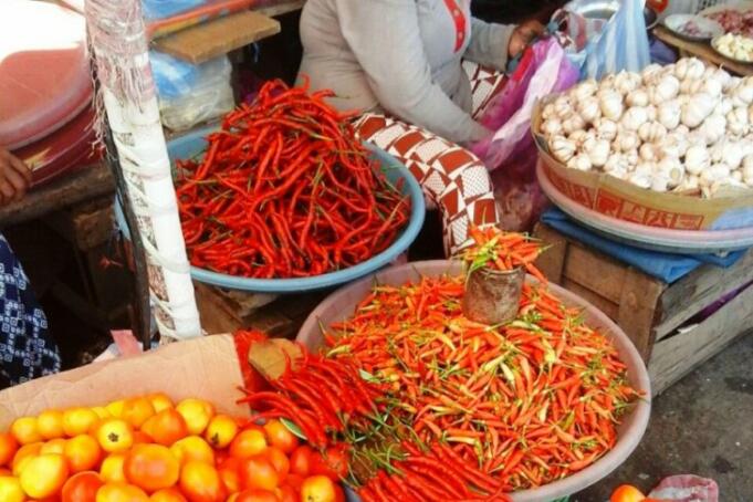 abai, bawang dan tomat digelar pedagang di Pasar Mardika, Kota Ambon (John Soplanit) (John Soplanit/)