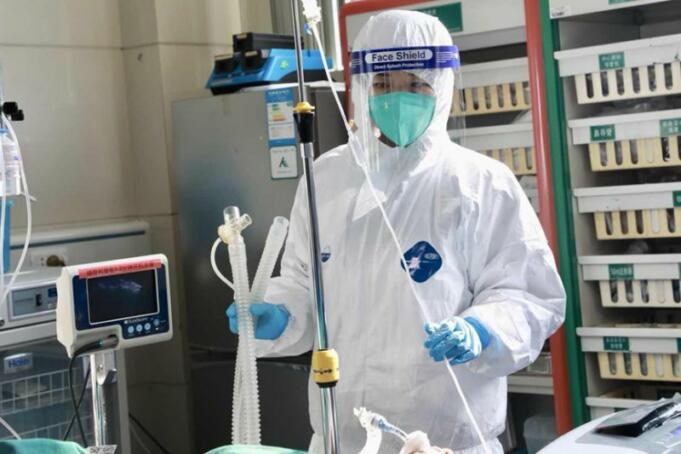 Petugas medis memeriksa pasien 2019-nCoV di Rumah Sakit Universitas Wuhan Zhongnan, Provinsi Hubei, China, Selasa (28/1/2020). (ANTARA/HO-ChinaDaily/mii)