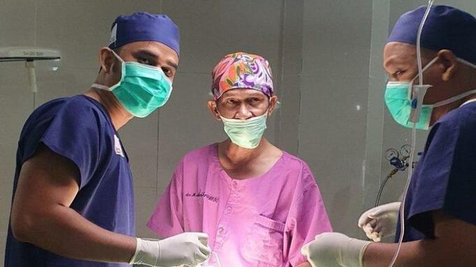 dr Muhammad Jailani SpBP RE-(K) bersama dua orang tim medis melaksanakan operasi bagi penderita bibir sumbing di RSU Datu Beru, Takengon, Sabtu (15/2/2020).