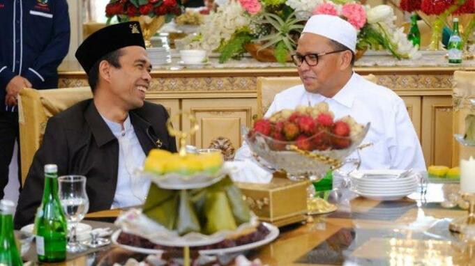 Dai kondang, Ustadz Abdul Somad (UAS) dijamu kue tradisional, Barongko, di Rumah Jabatan (Rujab) Gubernur Sulsel, Jl Sungai Tangka, Kota Makassar, Selasa (11/2/2020).