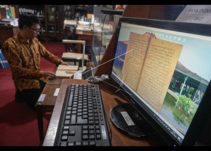 Karyawan melakukan proses digitalisasi naskah koleksi Perpustakaan Reksa Pustaka di Keraton Mangkunegaran, Solo, Jawa Tengah,