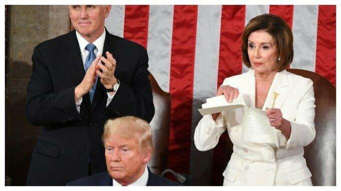 Ketua DPR Nancy Pelosi (kanan) menyobek pidato Presiden AS Donald Trump setelah pidato kenegaraannya di sesi bersama Kongres AS. Foto: REUTERS/Jonathan Ernst