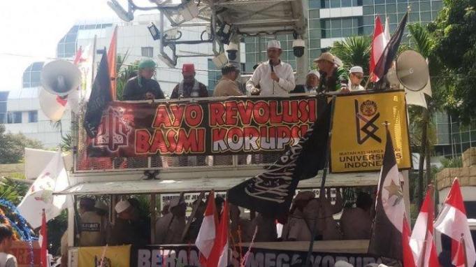 seorang orator tengah menyampaikan orasinya di atas mobil komando di aksi 212 di Monas. Jumat (21/2/2020). Artikel ini telah tayang di Wartakotalive dengan judul Demo Tangkap Koruptor Aksi 212, Slamet Marif: Korupsi Jaman Sekarang Sama Mejanya Dibawa, https://wartakota.tribunnews.com/2020/02/21/demo-tangkap-koruptor-aksi-212-slamet-marif-korupsi-jaman-sekarang-sama-mejanya-dibawa. Penulis: Joko Supriyanto Editor: Theo Yonathan Simon Laturiuw