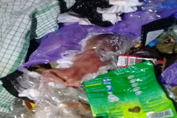Warga Kelurahan Selat Dalam, Kecamatan Selat, Kabupaten Kapuas,geger dengan penemuan mayat bayi di ditumpukan sampah TPS Jalan Tjilik Riwut RT 2.Foto/iNews TV/Sigit Dzakwan