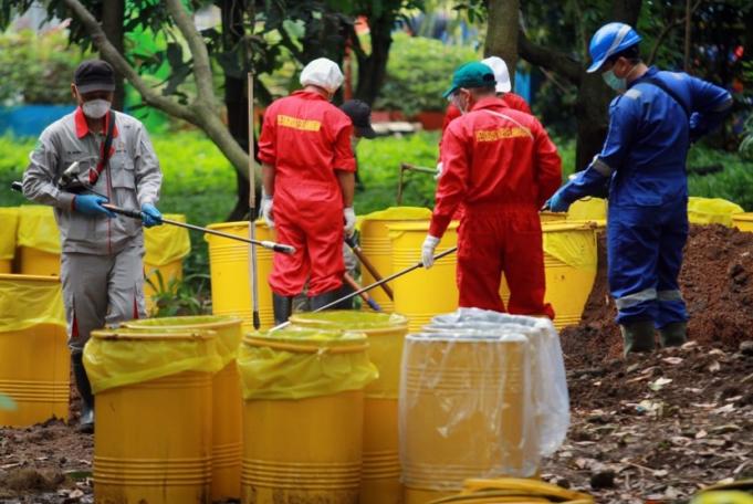 Tim Badan Tenaga Nuklir Nasional (BATAN) bersama Badan Pengawas Tenaga Nuklir (Bapeten) melakukan Dekontaminasi terhadap temuan paparan tinggi radioaktif di Perumahan Batan Indah, Serpong, Tangerang Selatan, Banten.