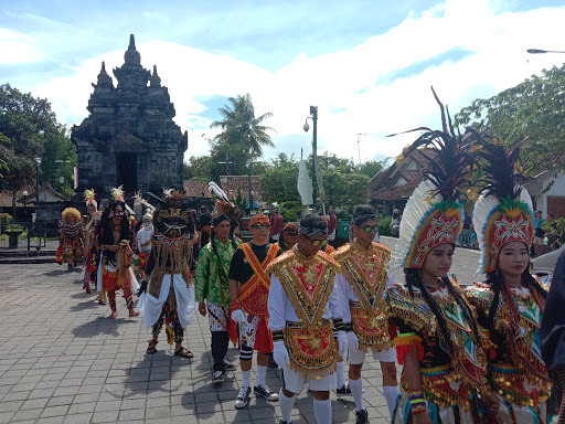 Launching Pertunjukan Kesenian Kabupaten Magelang, dilakukan prosesi kirab dari Panggung Pertunjukan TIC Borobudur mengitari Candi Pawon Desa Wanurejo.