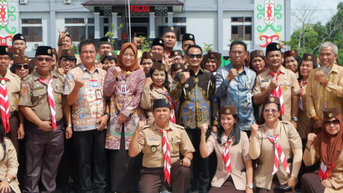 Wali Kota Palangka Raya Fairid Naparin berfoto bersama Kotingen Palangka Raya pada Jambore tingkat Provinsi Kalteng di halaman Dinas Pendidikan Palangka Raya/kaltengpos