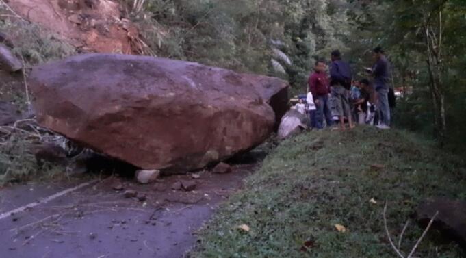 Batu besar menimpa jalan provinsi di Gunung Gelap, arus lalulintas Garut-Pameungpeuk tertutup. (Foto: Iwan S)