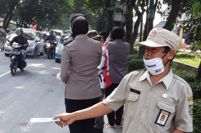 Petugas membagikan masker di salah satu jalan raya di Boyolali. (istimewa)
