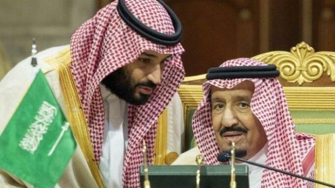 Putra Mahkota Saudi Mohammed bin Salman (kiri) berbicara dengan Raja Arab Saudi Salman bin Abdulaziz