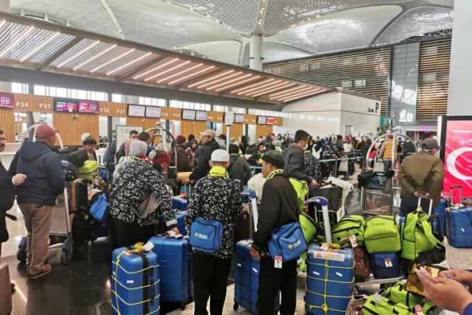 WNI terdampak kebijakan penangguhan umrah Saudi menunggu penerbangan pulang ke Indonesia di Bandara Internasional Istanbul, Turki