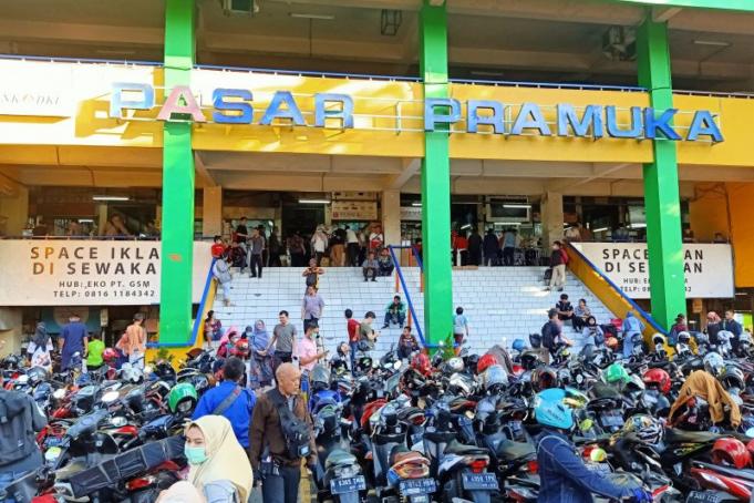 Parkiran sepeda motor milik konsumen di Pasar Pramuka, Matraman, Jakarta Timur, penuh, Senin (2/3/2020). Situasi itu terjadi beberapa saat setelah Pemerintah Indonesia mengumumkan dua warga Depok, Jawa Barat, positif mengidap virus corona. (ANTARA/Andi Firdaus).
