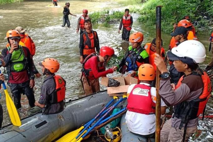 Ilustrasi - Personel Disaster Emergency Response (DER) ACT ikut serta dalam pencairan korban kecelakaan sungai SMPN 1 Turi, Sleman. (Foto ACT)