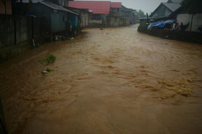 ebit air di Sungai Wosi, Kabupaten Manokwari Papua Barat, meningkat saat hujan lebat melanda daerah tersebut pada Senin (2/3/2020) (ANTARA/Toyiban)