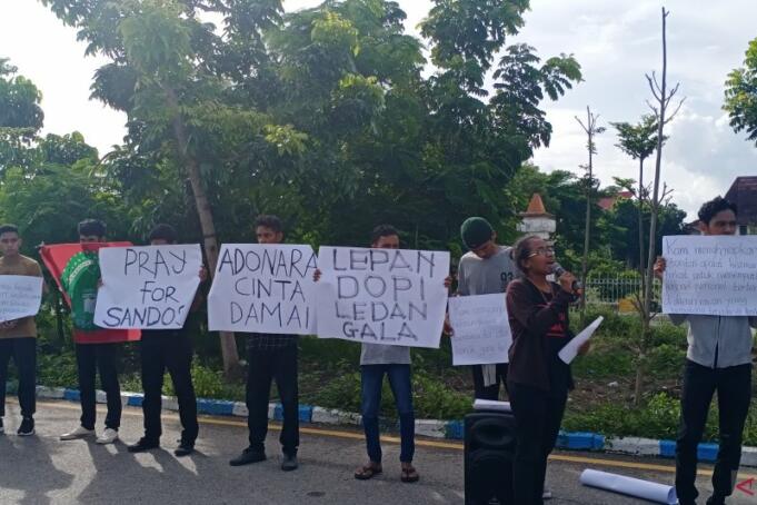 Sejumlah mahasiswa mengelar aksi damai di Kota Kupang, Sabtu (7/3). (Antara/Kornelis Kaha)