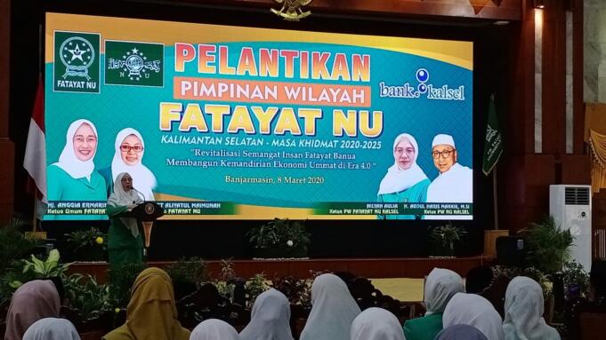 Ketua PW Fatayat NU Kalsel Hilyah Aulia saat memberikan sambutan usai dilantik. (farid)/klikkalsel