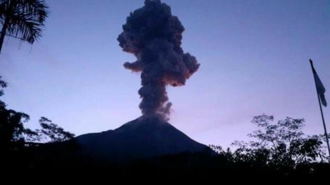 Gunung Merapi mengeluarkan kolom erupsi setinggi 6.000 meter di atas puncak. Erupsi terjadi pada Selasa, 3 Maret 2020 pukul 05.22 WIB. Kredit: BPPTKG
